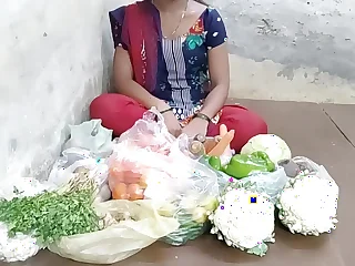 देसी लड़की ने सब्जी बेचते बेचते सब्जी खरीदने वाले से चुदाया porn video